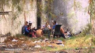 فتاة مع مدمنين يتعاطوا المخدرات وسط الحي الإداري قرب الولاية بطنجة