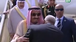 لحظة تقبيل عبد الاله بن كيران كتفي ملك السعودية سلمان ابن عبد العزيز