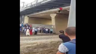 عاجل بالفديو.. محاولة انتحار شاب من فوق “قنطرة” مغوغة بطنجة..شاهد ردة فعل المغاربة !!