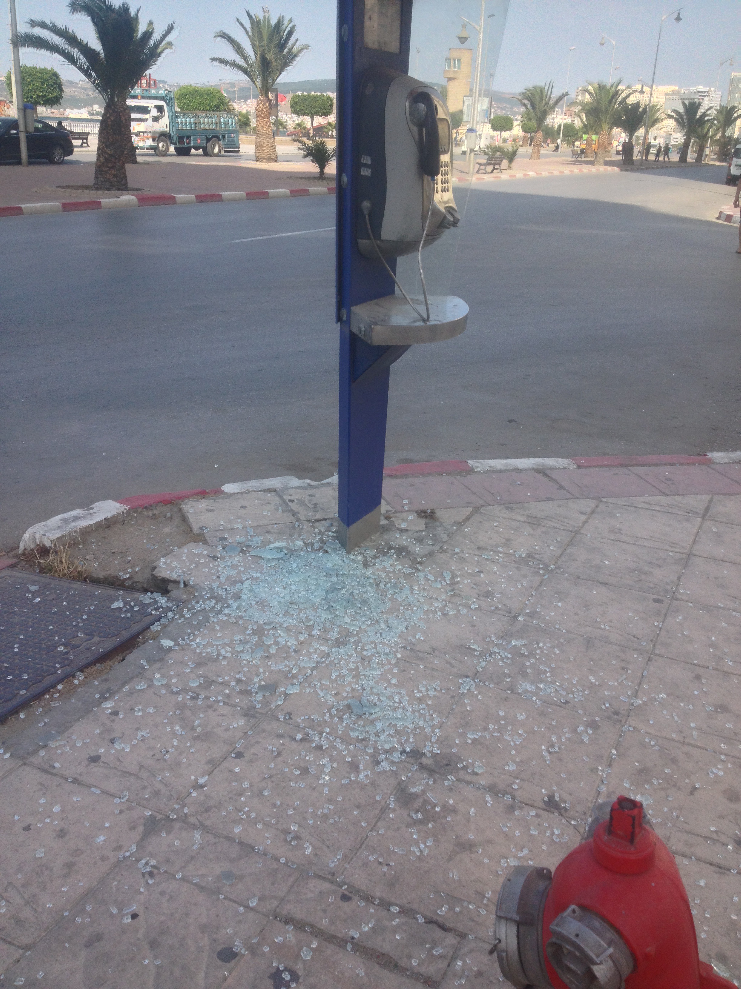 طنجة / إلحاق أضرار بالممتلكات العامة والأمن يتفرج ؟