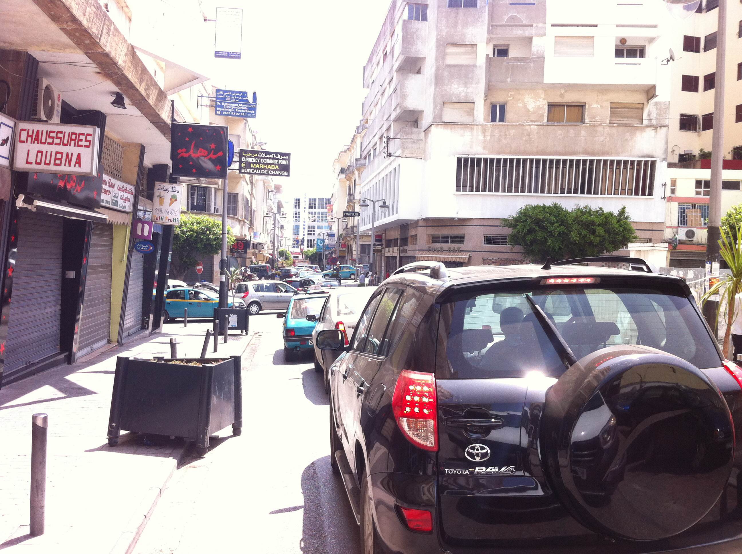 شاحنة إصلاح الإنارة العمومية تتسبب في توقيف حركة السير بطنجة؟