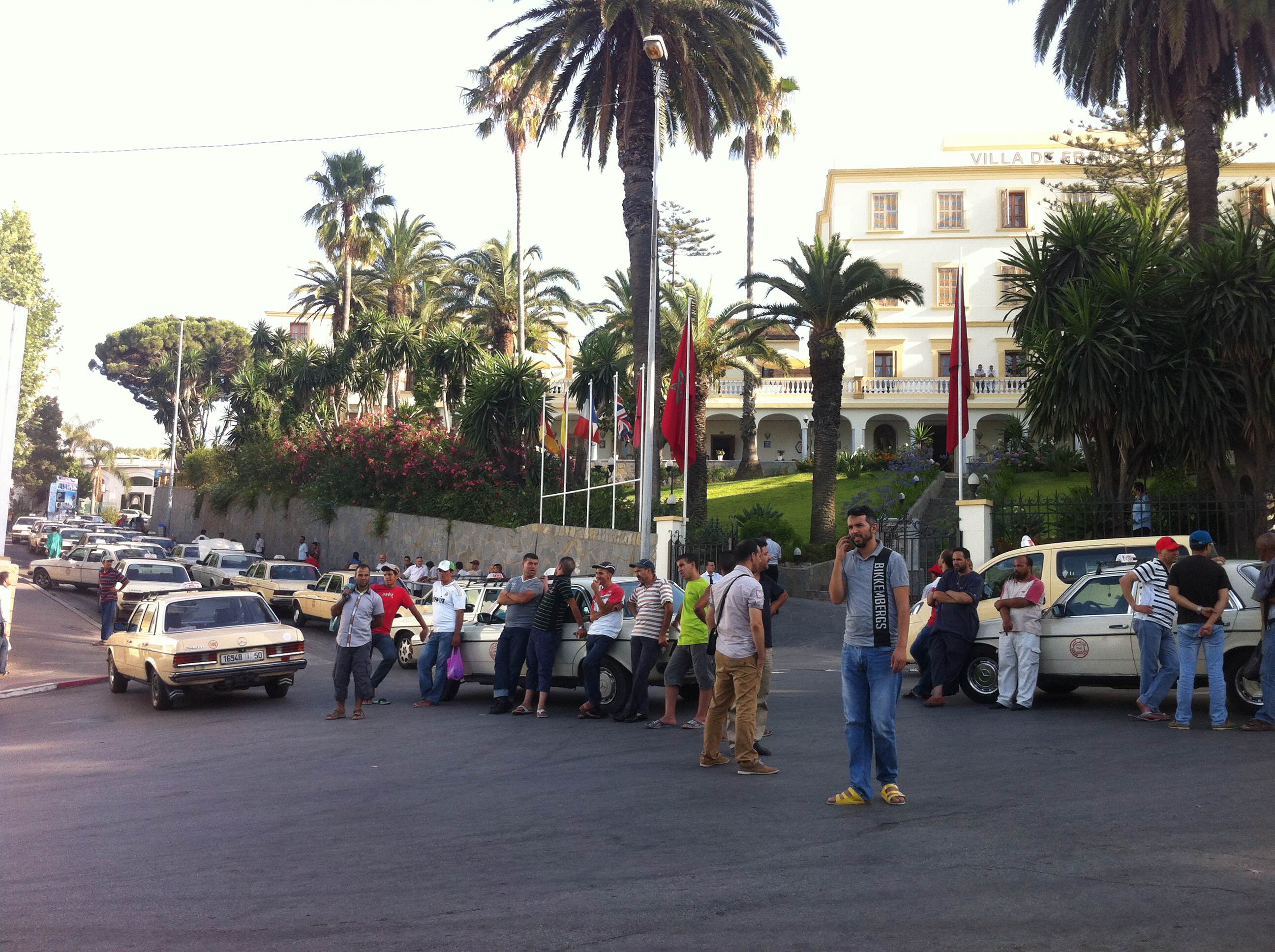 طنجة : الطاكسيات توقف حركة المرور قرب فيلا دو فرانس