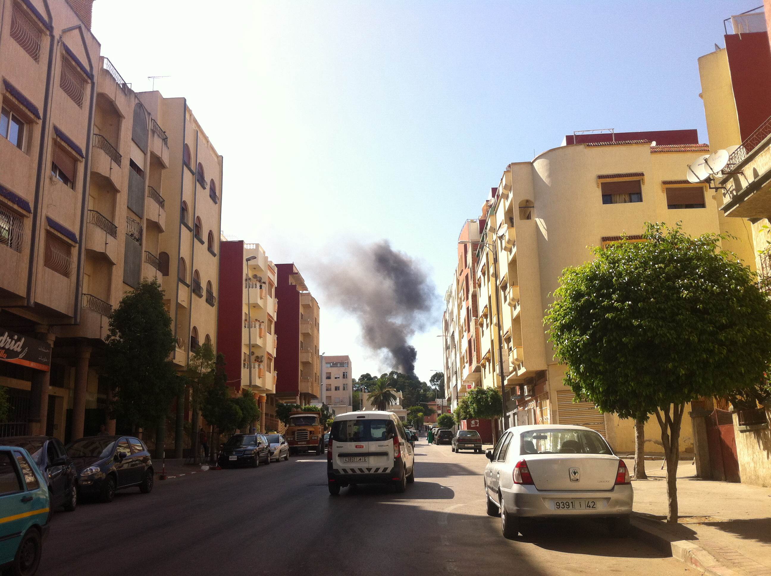 دخان أسود يغطي منطقة فال فلوري بطنجة 