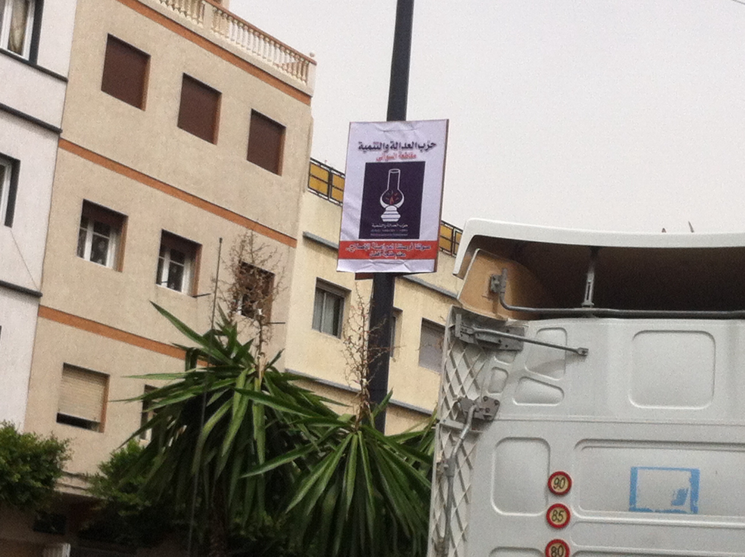 الحزب الحاكم يستغل أعمدة الإنارة العمومية في خرق للقانون بطنجة