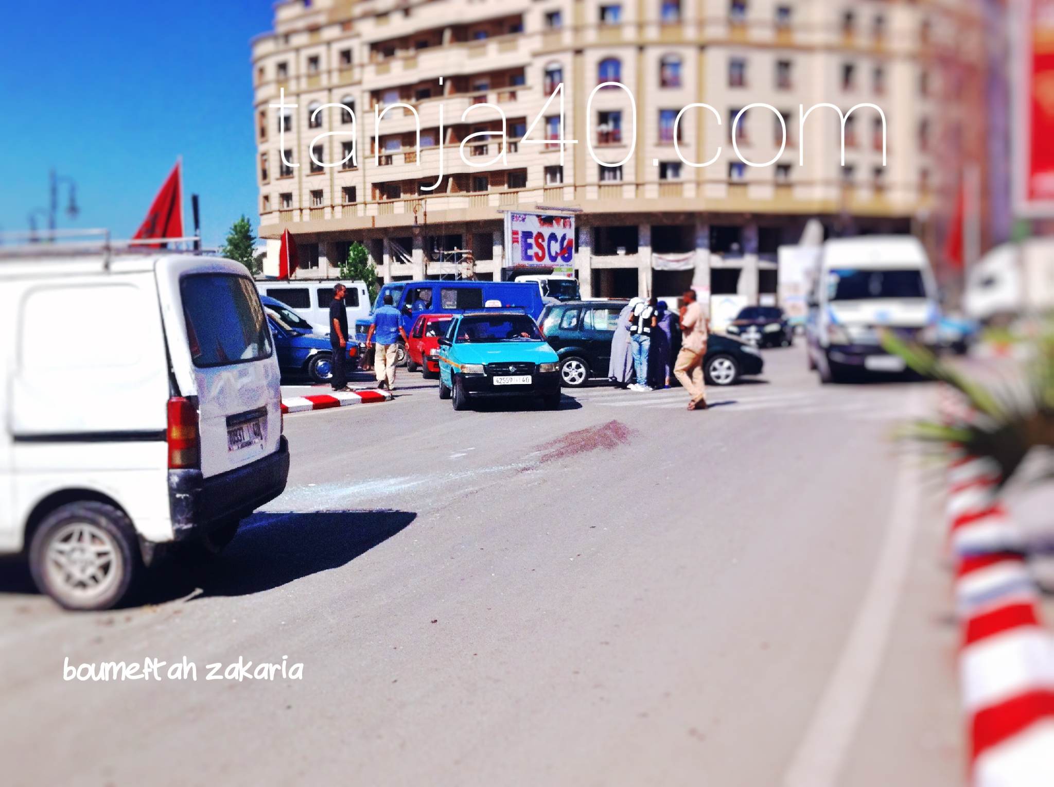عاجل..حادثة سير تؤدي إلى انقلاب سيارة لنقل البضائع وسط طنجة+صور