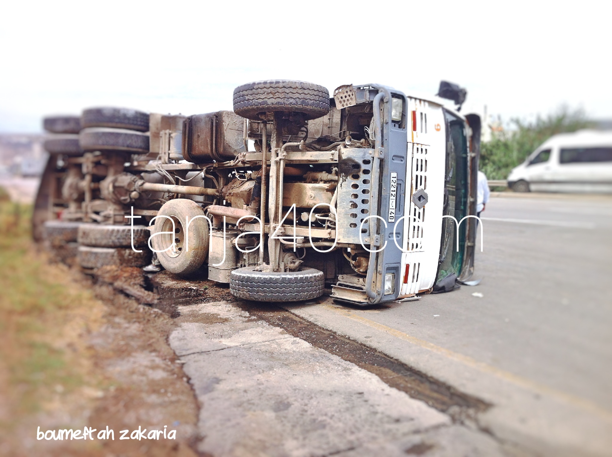 بالصور: إنقلاب شاحنة عند مدخل محطة الوقود بمدخل طنجة كاد يؤدي إلى كارثة