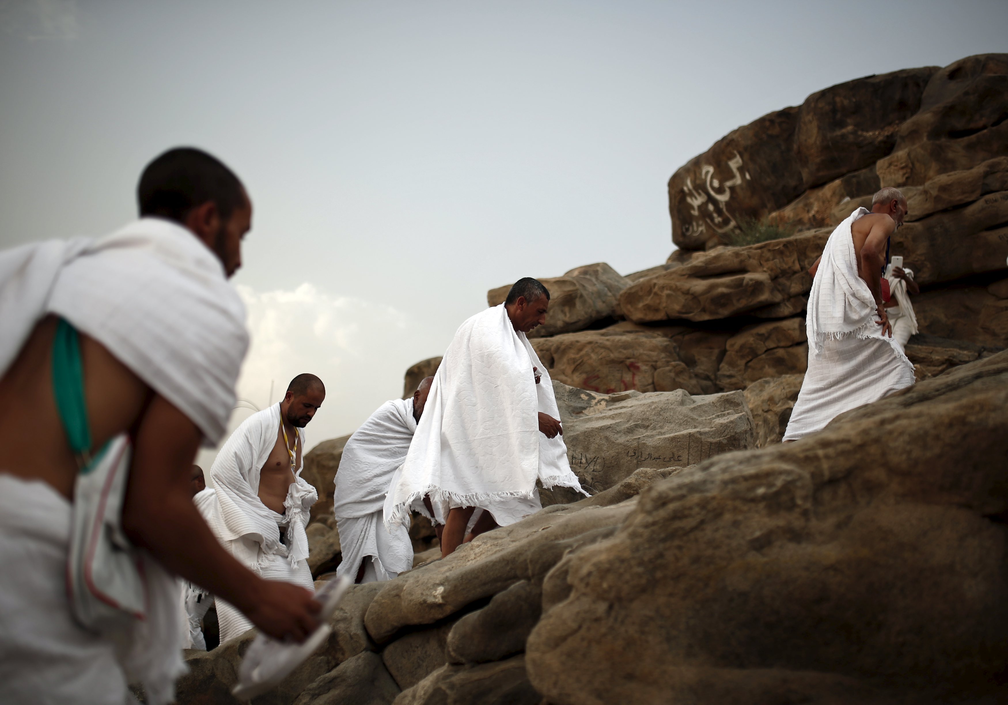 ضيوف الرحمن في “عرفات” لأداء ركن الحج الأعظم