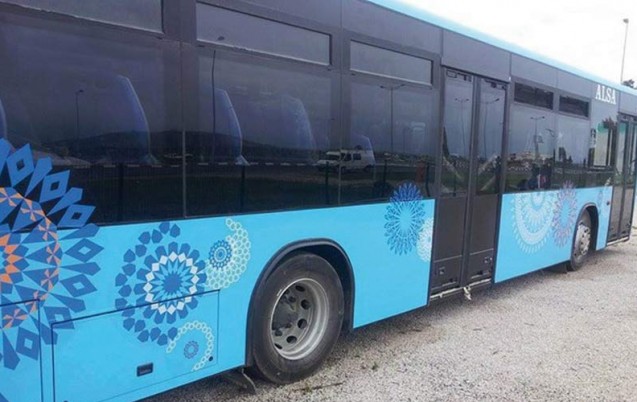 عاجل..مهاجمة حافلة مليئة بالركاب بالحجارة وتكسيرها بالكامل قرب المحطة الطرقية 