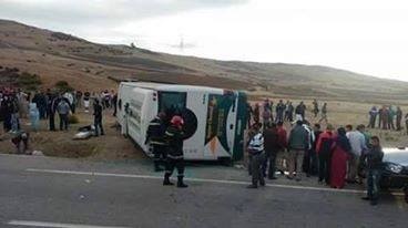 عاجل: إنقلاب حافلة يخلف قتيل وعشرات الجرحى بين حكامة والشرافات وتحديرات من خطورة السياقة اثناء المطر