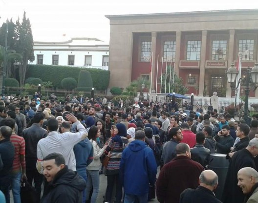 نشطاء حقوقيون يحتجون ضد قمع الأساتذة المتدربين 