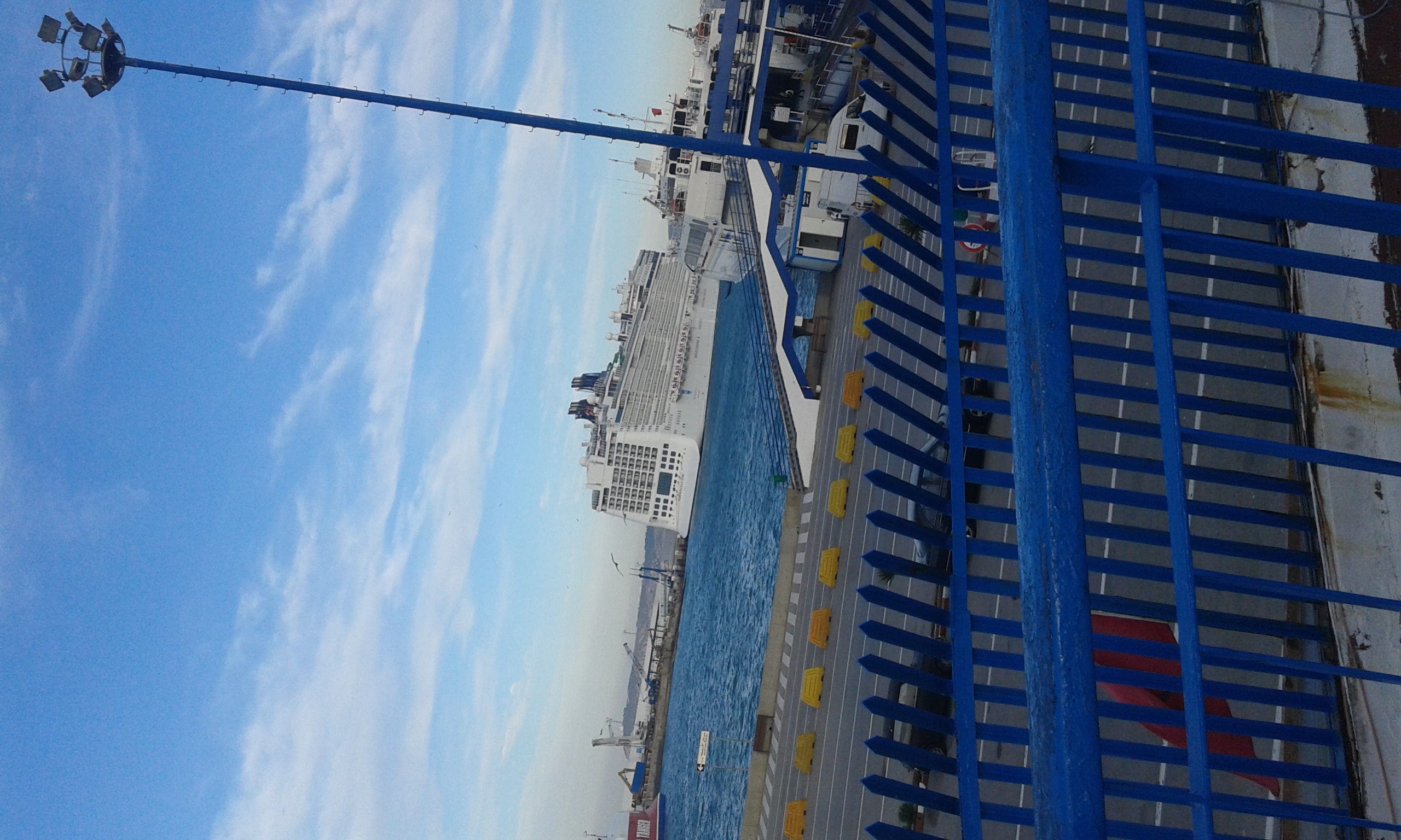 استئناف حركة عبور السفن بين طنجة وطريفة .