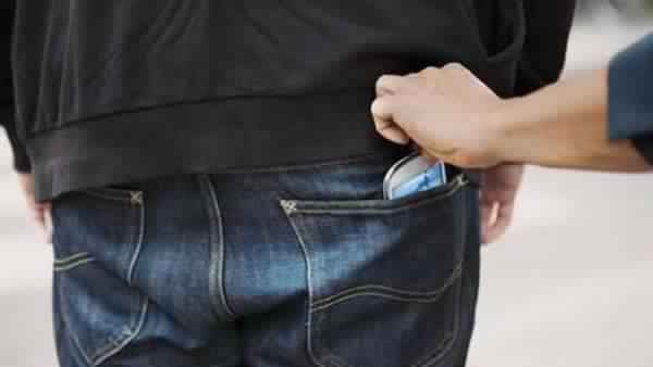 طنجة : اعتقال نشال هواتف من قبل الشرطة !