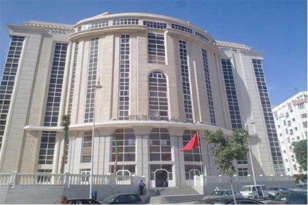 مكاتب الإدارات العمومية في رمضان بطنجة.. فراغ من نوع آخر