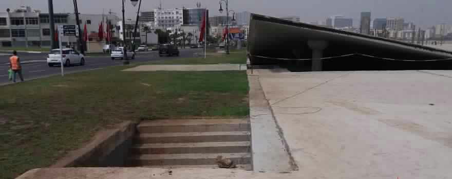 كورنيش طنجة..مرائب سيارات بفتحات 
