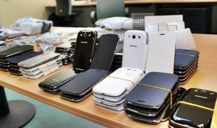 إحباط محاولة تهريب هواتف نقالة ذكية عبر موقع باب سبتة بقيمة مالية تتجاوز 100 ألف درهم
