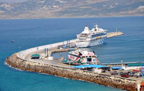 تعليق الرحلات البحرية بين ميناءي طنجة -المدينة وطريفة الإسباني جراء سوء الأحوال الجوية