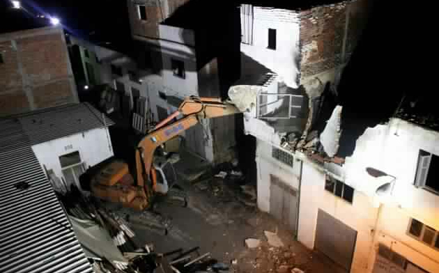 سلطات طنجة تشرع في هدم المحلات التجارية و السكنية المتضررة من حريق كسابراطا