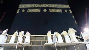 رفع كسوة الكعبة المشرفة استعدادًا لموسم الحج