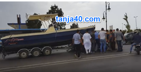 حادثة سير غير مألوفة في طنجة..مركب يصدم سيارة!