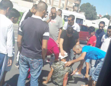 شوارع الموت بطنجة..طاكسي صغير يصدم شخصا كان يجاول عبور الطريق