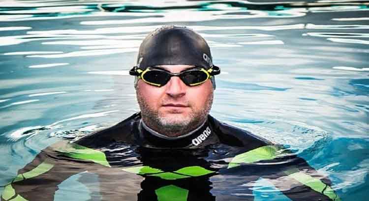 بريطاني يقطع المحيط الأطلسي سباحة !!