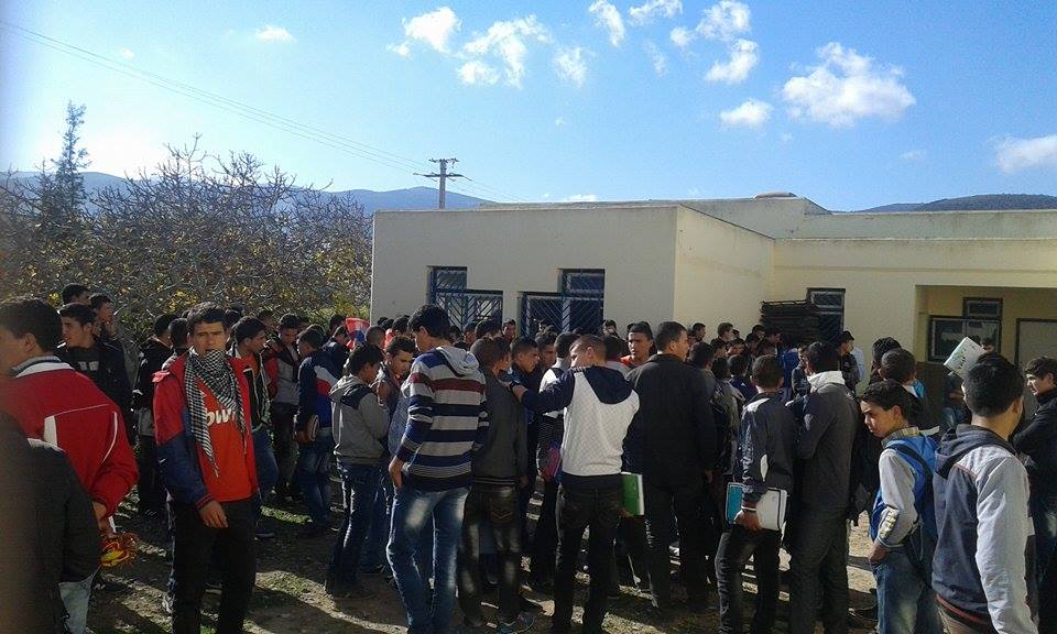 بني بوفراح (الحسيمة ) : وقفة احتجاجية للتلاميذ على اوضاعهم المزرية بالداخلية !؟