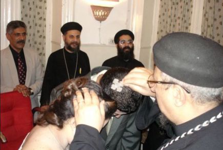 مغربيان يعقدان قرانهما على الطريقة المسيحية !؟