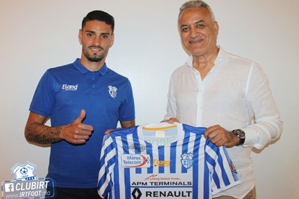 اتحاد طنجة يتعاقد مع مھاجم برشلونة الاسباني لموسمين