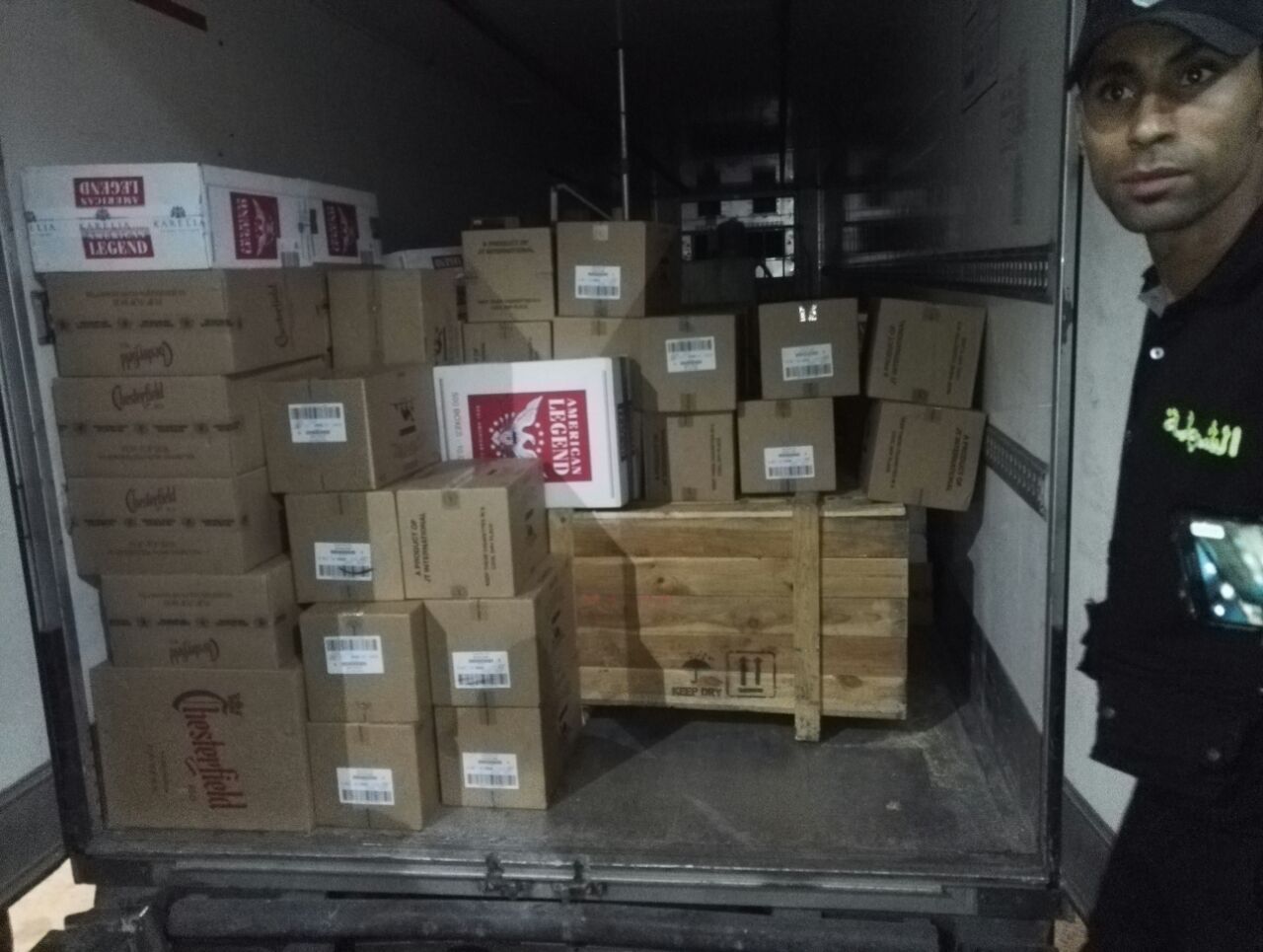 ميناء طنجة المتوسط : الأمن يحجز 34.400 علبة سجائر !؟