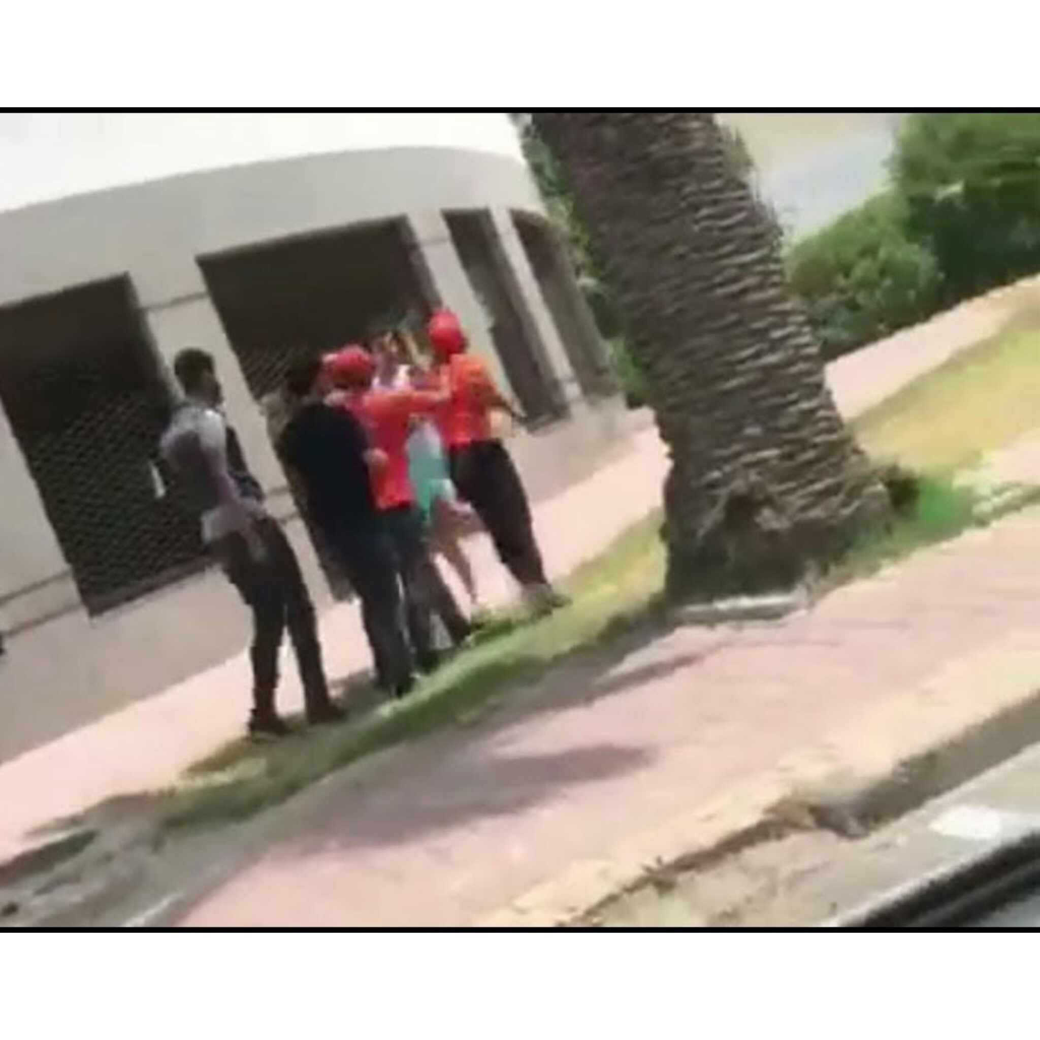 السيبة.. عمال صوماجيك باركينغ يعتدون على شاب بكورنيش طنجة