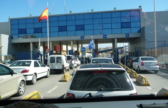 السلطات الاسبانية تتخذ إجراءات جديدة في حق السيارات القادمة من سبتة نحو المغرب