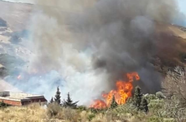 حريق هائل يجتاح مساحات واسعة بمدشر 