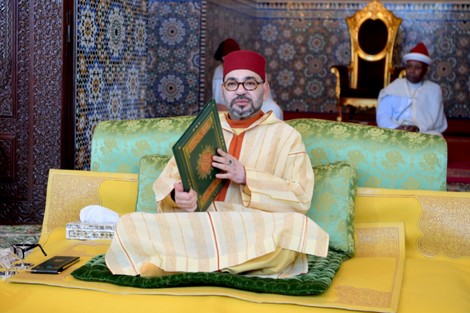 الملك محمد السادس يترأس حفلا دينيا بحسان ويسلم جائزة لمحافظة قرآن جزائرية !