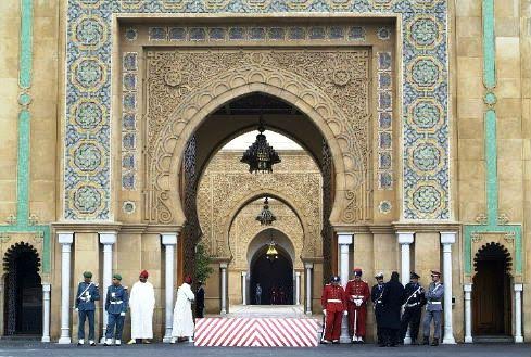 الرباط : اعتقال موظفين بالقصر الملكي بتهمة النصب والاحتيال ؟!