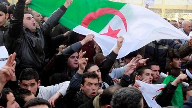 الجزائر : تفريق الاحتجاجات بالقنابل المسيلة للدموع !؟