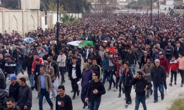 تحت ضغط الشارع الجزائري بوتفليقة يسحب ترشحه لولاية خامسة !؟