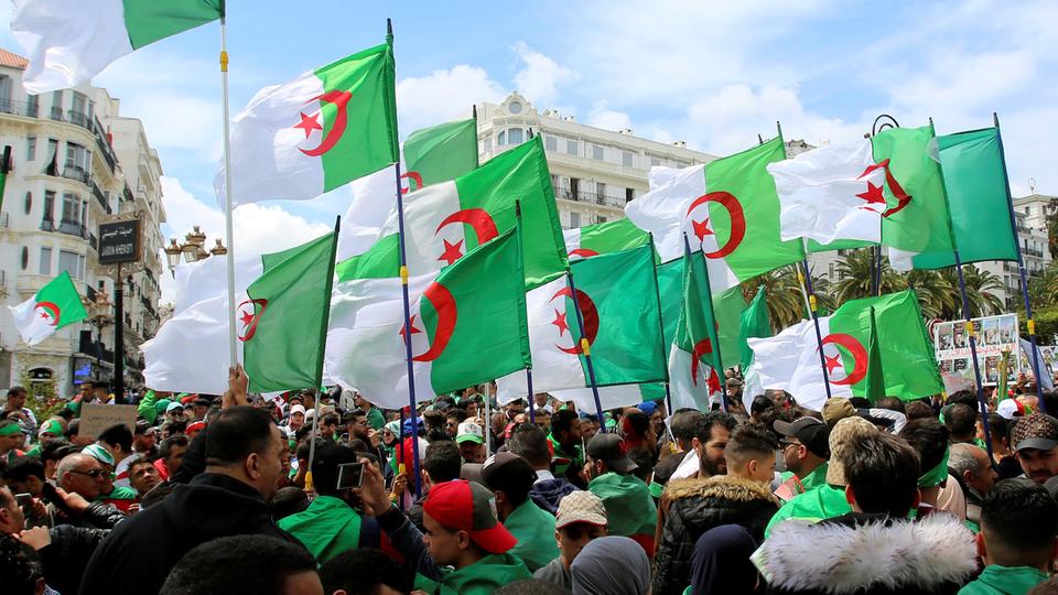 الجزائريون يخرجون إلى الشارع يومه الجمعة احتجاجا على عصابة بوتفليقة !؟