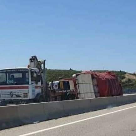 طنجة  : رياح الشركي القوية تتسبب في  انقلاب شاحنة من الحجم الكبير!؟