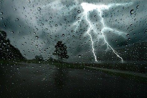 نشرة خاصة تحذر من زخات رعدية ورياح قوية في عدد من أقاليم المملكة 