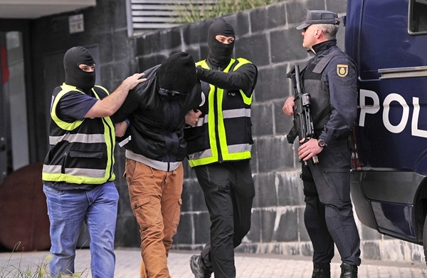 الشرطة الاسبانية تلقي القبض على مغربي يشتبه في انتمائه لتنظيم داعش الإرهابي 
