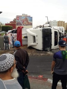 طنجة.. انقلاب شاحنة محملة بالدقيق تتسبب في عرقلة حركة السير – صور 
