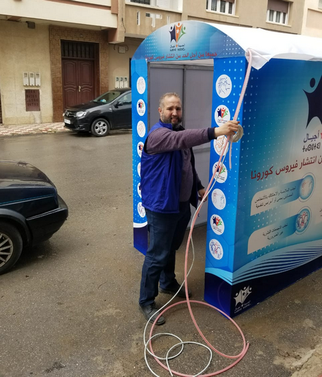  الحسيمة : شاب يصنع ممرا للتعقيم لمكافحة كورونا !؟