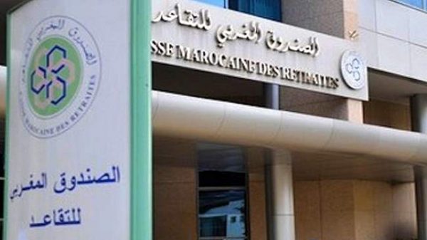 الحكومة تلجأ لجيوب الموظفين لإنقاذ صناديق التقاعد !؟