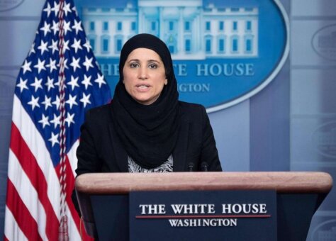 لأول مرة.. مسؤولة أمريكية محجبة تخاطب الأمريكيين في الإيجاز الصحفي للبيت الأبيض