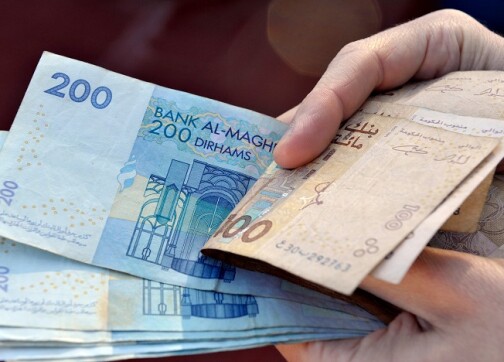 سعر صرف الدرهم يرتفع أمام الدولار ويتراجع أمام الأورو