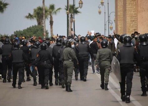وسم “احموا الأساتذة في المغرب” يجتاح مواقع التواصل الاجتماعي بعد فض احتجاجات المتعاقدين منهم بالقوة