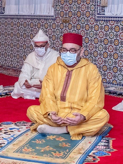 الملك محمد السادس يؤدي صلاة العيد بفاس 