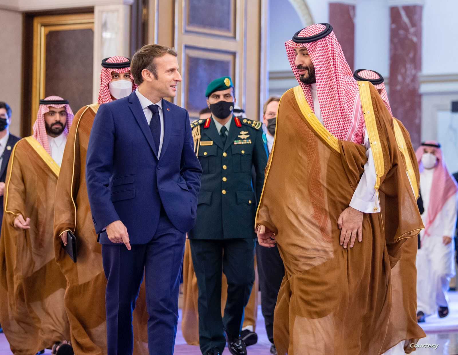 ماكرون  : استقالة قرداحي مدخل للحوار بين السعودية ولبنان !