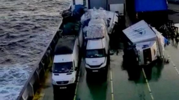 رياح قوية تسقط عربات من سطح باخرة قادمة من مرسيليا إلى طنجة !؟