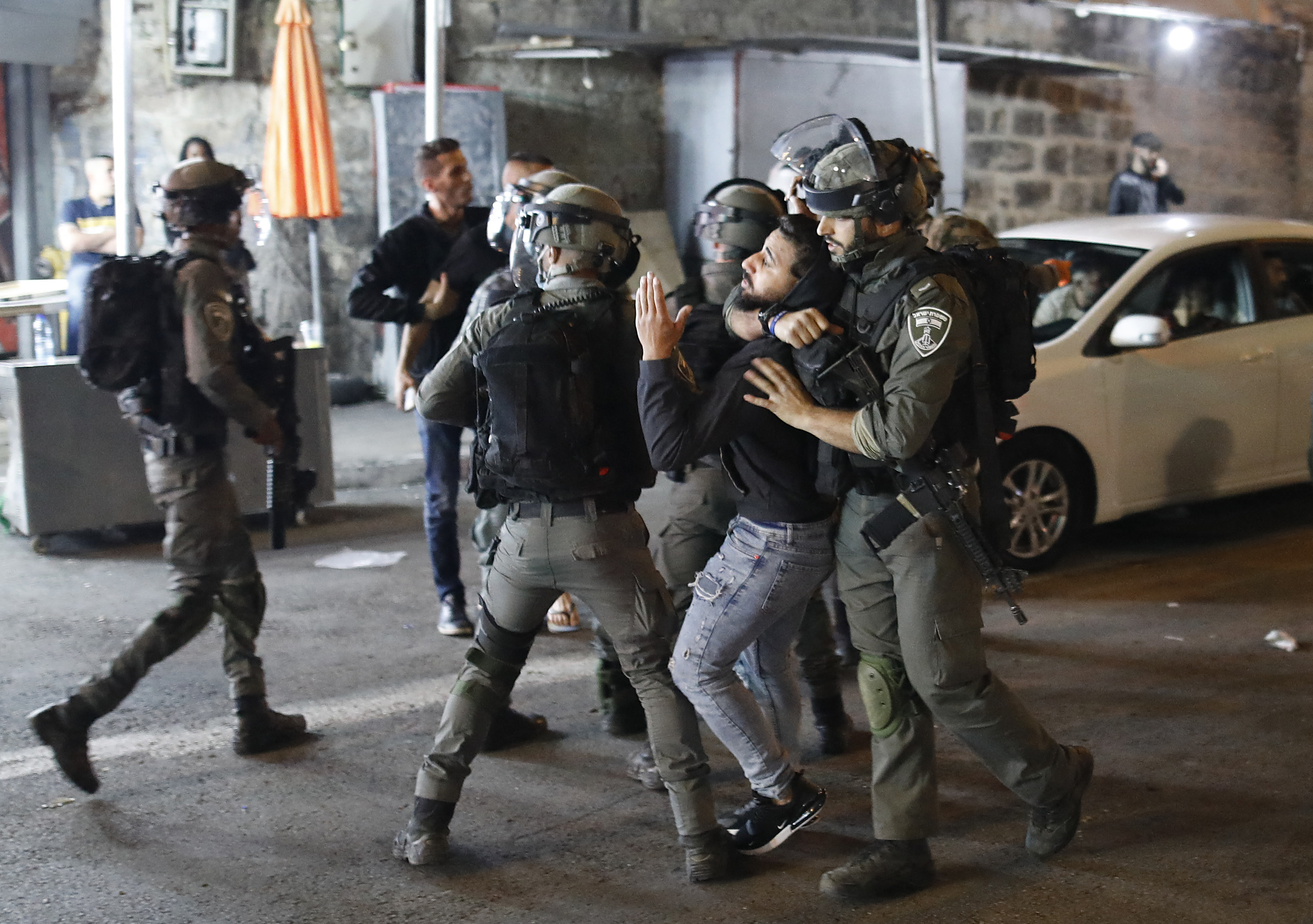 جرح أزيد من 150 فلسطينيا على إثر  مواجهة مع قوات الاحتلال الإسرائيلي 